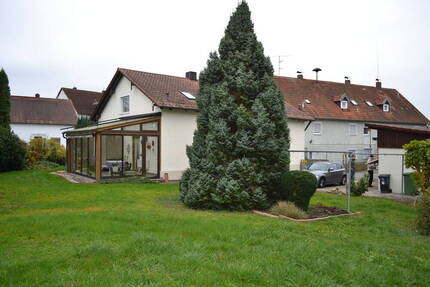 Älteres Landhaus mit großem Garten in schöner Ortslage u. U. auch für Bauträger geeignet - Köfering