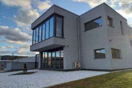 Perfekt für moderne, innovative Dienstleistungsunternehmen! Repräsentativer, Bürokomplex mit Verwaltungsgebäude und 7300 ² Grundstück, in St. Ingbert - Sankt Ingbert