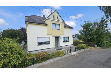 Einfamilienhaus in Gieleroth, 3 Garagen, Garten und Baugrundstück - Altenkirchen (Westerwald)