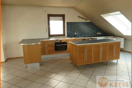 Moderne und gepflegte 4-Zimmer Wohnung in ruhiger Lage, Flieden-Oberstork m. Balkon im Dachgeschoss - Flieden / Stork