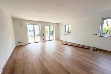 Helle Neubau-Erdgeschosswohnung mit großzügigem Garten - Großmehring