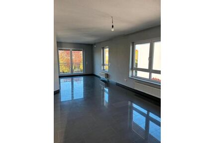 Schöne Wohnung mit separatem Eingang, EBK und großem Balkon - Saarlouis