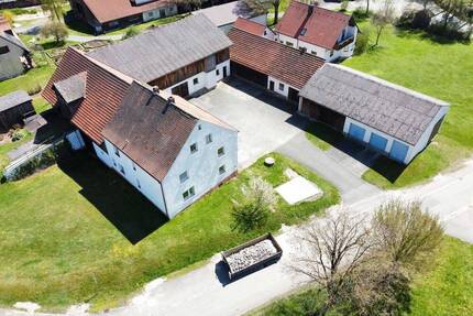 Hofstelle in Godlricht mit Nebengebäuden - Hahnbach