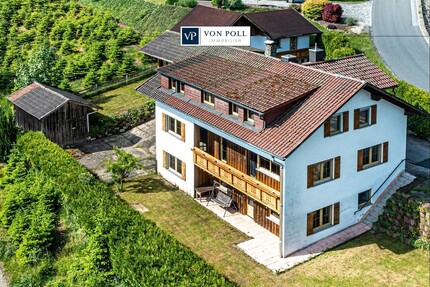Großzügiges Wohnhaus in Hanglage mit Wintergarten, zwei Garagen und vielseitigen Nutzungsmöglichkeiten - Neukirchen beim Heiligen Blut