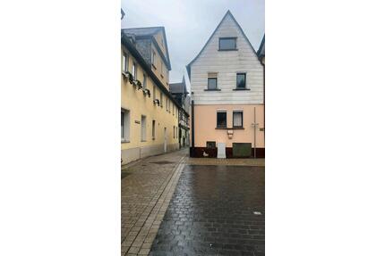 Haus zum kauf - 135.000,00&nbsp;EUR Kaufpreis, ca.&nbsp; 102,00&nbsp;m&sup2; in Braubach (PLZ: 56338)