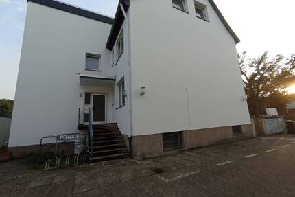 Hannover-Bothfeld, helle Räume mit Balkon, renoviert, Hochparterre, nahe S-Bahn, 2 PKW-Parkplätze