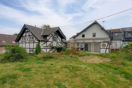 Charmantes, renovierungsbedürftiges Zweifamilienhaus mit großem Grundstück - Bergisch Gladbach Herrenstrunden