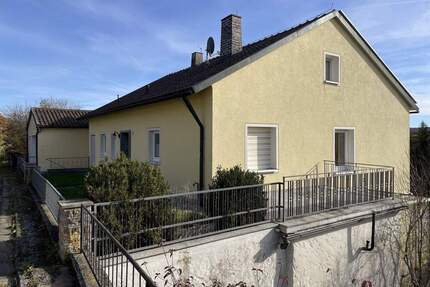 Wohnhaus mit Nebengebäude u. großem Garten in herrlicher Südhanglage! - Ippesheim