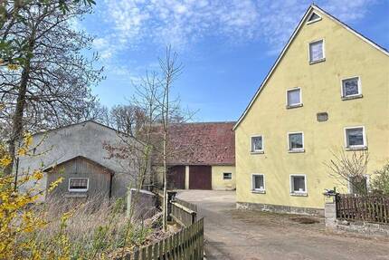 Dreiseithof mit ehemaligem Mühlenbetrieb im Grünen bei Weidenbach