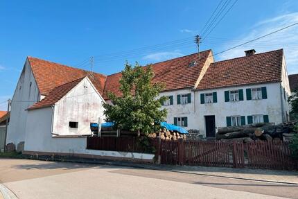 Ehemaliger Bauernhof - Resthof - Grundstück 844m2 - Stall - Halle - Fünfstetten