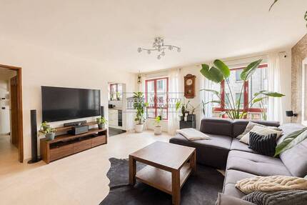 Wohnen am Rhein: 4 Zimmer, Balkon und TG-Stellplatz in Rodenkirchen - Köln