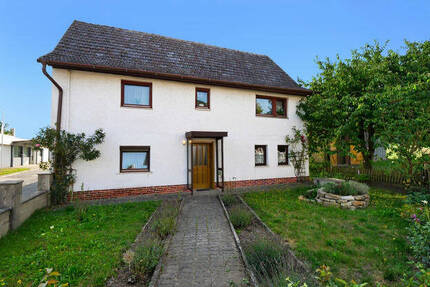 Ehemaliges Bauernhaus mit Nebengebäude am Ortsrand von Roth am Forst - Grub a.Forst