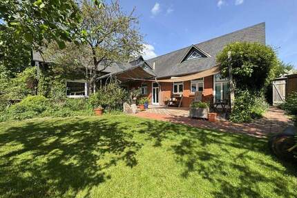 Ehemalige Dorfschule mit historischem Flair, modernem Wohnkomfort und parkähnliche - Süderhackstedt