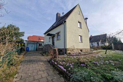 Freistehendes Haus mit 753 m² Grundstück, Brunnen, Garagen und viel Raum für neue Wohnträume - Callenberg Langenberg