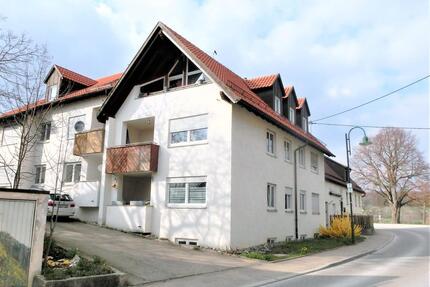Moderne 2-Zimmer-Wohnung mit Balkon, Einbauküche & Stellplatz - Erkenbrechtsweiler
