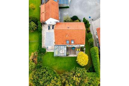 STILVOLL WOHNEN IN ESSENBACH - ARCHITEKTUR MIT POOL, WINTERGARTEN & DOPPELGARAGE FÜR DIE FAMILIE