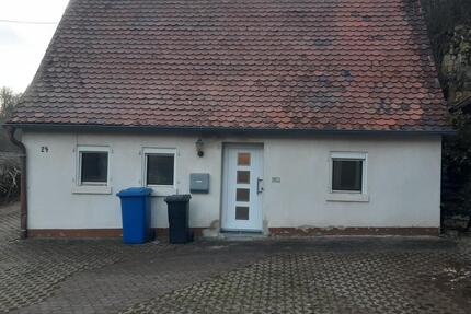 Einfamilienhaus mit Scheune Garage Stellplätze und großem Garten - Lauterhofen