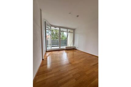 Helle 2-Zimmer DG-Wohnung mit Balkon & EBK - WG geeignet - Berlin Spandau