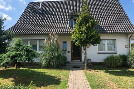 Freistehendes Zweifamilienhaus mit Terasse, Garagen und Garten - Duisburg Rheinhausen