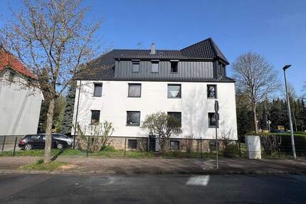 Attraktives Mehrfamilienhaus mit Garagen und großem Grundstück in Seesen zu verkaufen.