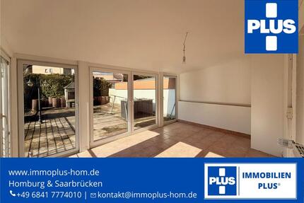 HOMBURG-KIRRBERG; SCHÖNE MAISONETTEWOHNUNG MIT WINTERGARTEN UND SONNIGER TERRASSE