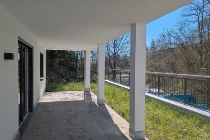Wohnen in Mittefels ! Neubauwohnung mit überdachter Terrasse und Garten! - Straubing