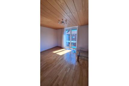 Sonnige 2-3 Zimmer Wohnung und Dachboden mit sehr viel Potential! - Hamburg Barmbek-Nord