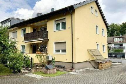 Doppelhaushälfte mit zwei Wohnungen, Potenzial, Garten, Garagen, Stellplatz etc. - Neu-Isenburg