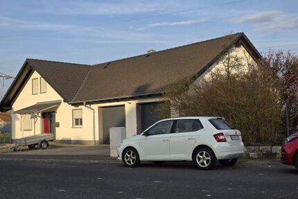 Großzügiges Einfamilienhaus mit EinliegenwohnungBüro 2 Garagen und 3 Stellplätzen in 97502 Euerbach zwischen Schweinfurt und Würzburg (ID 10633)