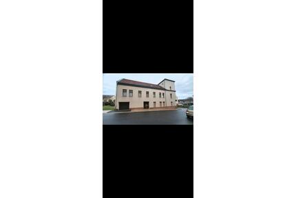 Ich verkaufe ein großes Haus - 289.000,00&nbsp;EUR Kaufpreis, ca.&nbsp; 305,00&nbsp;m&sup2; in Werdau (PLZ: 08412)
