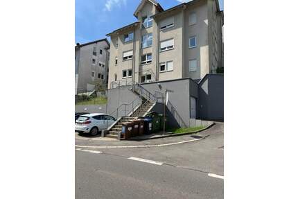 Schön aufgeteilte und Lichtdurchflutete zwei Zimmer DG Wohnung mit Terrasse und Garage im Herzen von Schriesheim-Altenbach ab sofort zvk.