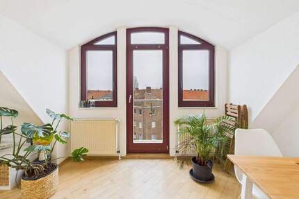 Maschsee als Nachbar: Helle 3 Zi. DG-Wohnung mit kleinem Balkon - Hannover Südstadt