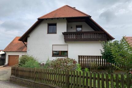 Großes Einfamilienhaus mit Doppelgarage und Garten in Theres