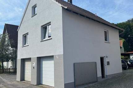 Einfamilienhaus in Gerach mit Balkon und zwei Garagen - attraktive Erweiterungsoption durch angrenzendes Objekt