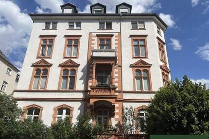 Top-Lage: Attraktive Mezzanine-Wohnung mit Einbauküche & Balkon - Frankfurt am Main Westend-Süd