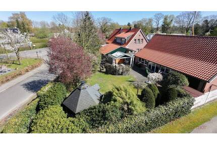 IMMOBILIEN GUMNIOR präsentiert: Modernes Einfamilienhaus im Landhausstil mit großem NebengebäudeJagdzimmer - Ohne