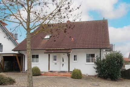 Naturnah und in gehobener Nachbarschaft: Charmantes Einfamilienhaus mit 6 Zimmern und großem Garten - Bad Emstal Sand