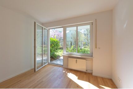 Provisionsfrei* ezugsfreie, kernsanierte 2-Zimmer-Wohnung mit eigenem Garten in Schwabing-Freimann - München