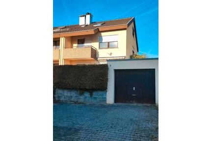 DHH mit Garage, 3 Stellplätze, Terrasse & Balkon - Leonberg