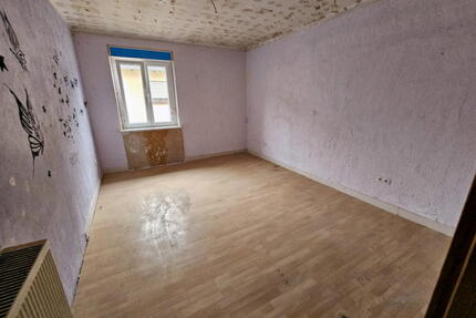 ObjNr:19582 - Renovierungsbedürftiges 4 Fam.-Mehrfamilienhaus in zentraler Lage - Pirmasens