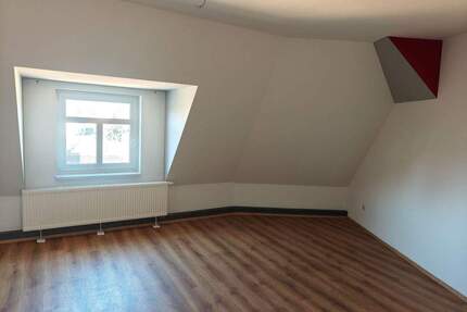 4 Raum-WHG im Dachgeschoss (2.Etage) - Regis-Breitingen