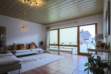 Renoviertes Einfamilienhaus mit 2 WerkstattGaragen & Balkon - Albersweiler