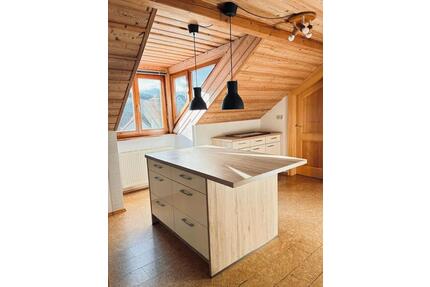 Zu Vermieten: Helle 3-Zimmer Dachgeschosswohnung in Deuerling