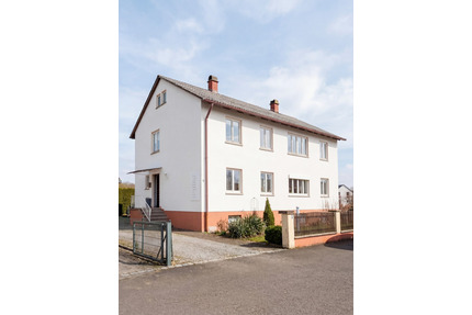 Zwei Vier-Zimmer-Wohnungen zu jeweils € 175.000 und ein unausgebautes Dachgeschoss in ruhiger Lage - Burgau