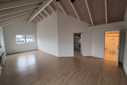 2-Zimmer-Dachgeschoss-Wohnung mit hohen Decken in Oberpleis - Königswinter