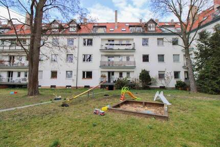 Bezugsfrei: Sanierungsbedürftige 2- Zimmer-Wohnung mit Balkon in Weißensee - Berlin