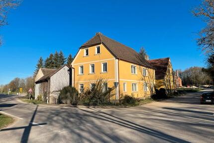 Großes Anwesen mit 2 Wohnhäusern und Nebengebäuden - Ippesheim