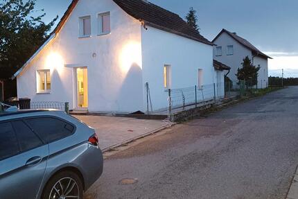 Kernsaniertes Einfamilienhaus mit Garten, Carport und Stellplätze - Freihung