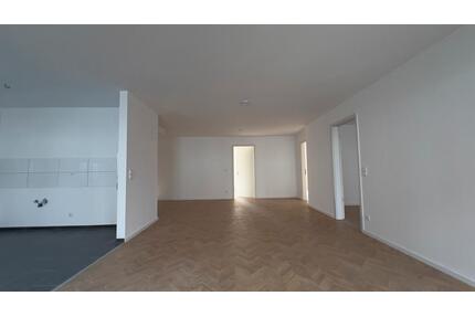 Geräumige 4-Zimmer-Wohnung mit Wanne, Dusche und Kellerabteil - Rötha