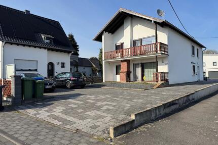 Gepflegtes Zweifamilienhaus in Neuwied – 220 m² Wohnfläche